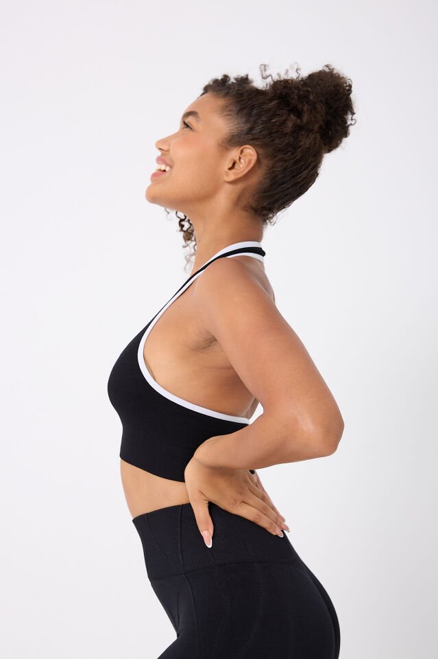 Kadın Göğüs Detaylı Sırtı Açık Boyundan Geçirmeli Dikişsiz Crop Top